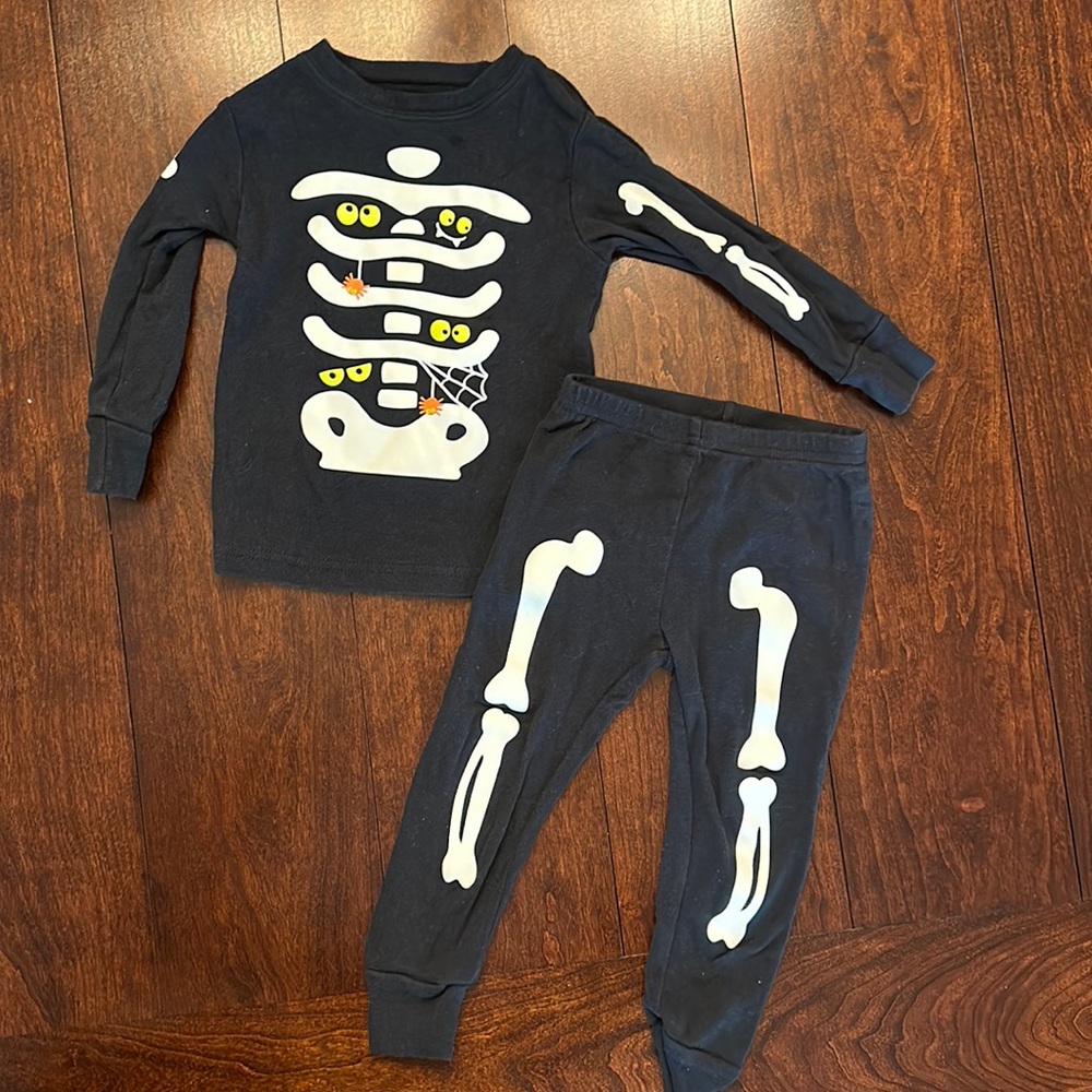 Used, good condition. Carters Glow in the Dark Skeleton Pajamas size 18 months.